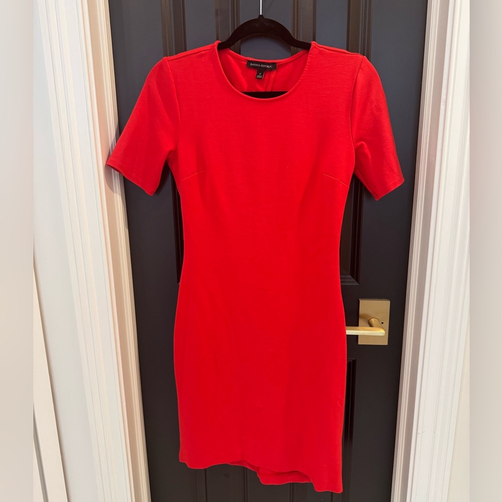 Red, mini dress
Size 2, or XS.
